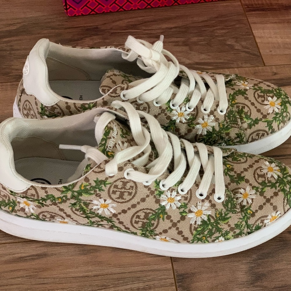 Tory Burch Howell sneakers, I’m normally a size 8.5 but these size 8M fits well